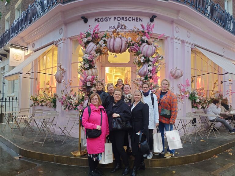 VIP-osaamisverkoston jäseniä Lontoossa Peggy Porchen -teehuoneen edessä