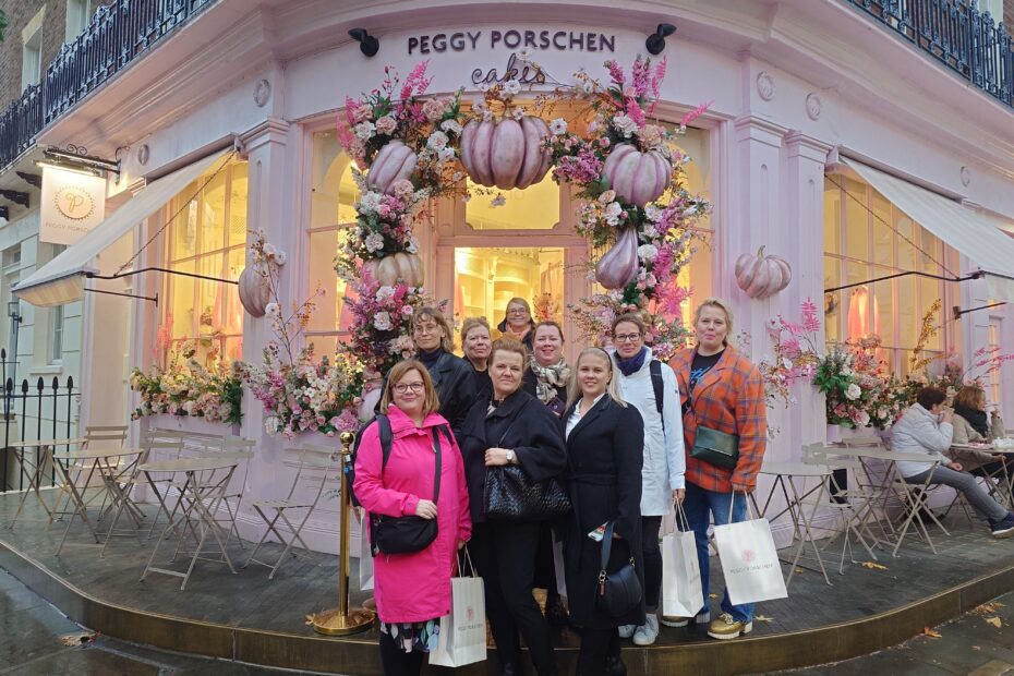 VIP-osaamisverkoston jäseniä Lontoossa Peggy Porchen -teehuoneen edessä